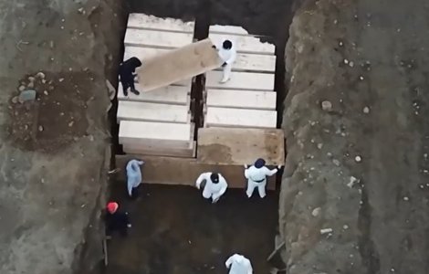 VIDEO New York City: zeci de sicrie îngropate într-o groapă comună
