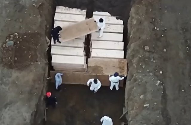 VIDEO New York City: zeci de sicrie îngropate într-o groapă comună