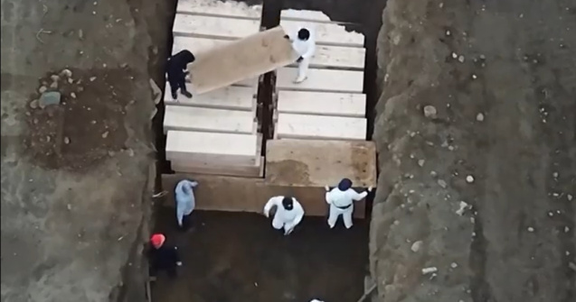VIDEO New York City: zeci de sicrie îngropate într-o groapă comună