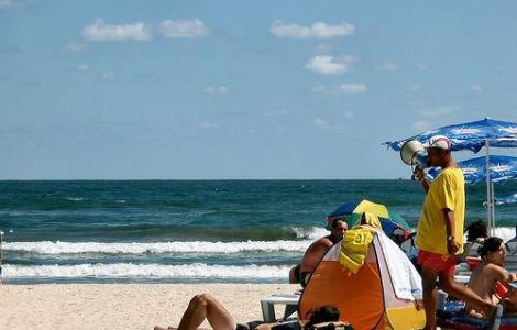 Interzis pe plaja dupa ora 18:00!