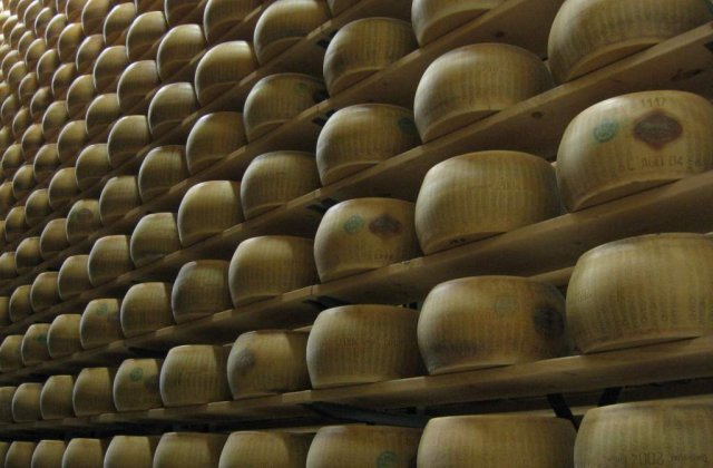 "Inovatie" bancara: Credite garantate cu parmezan si otet!