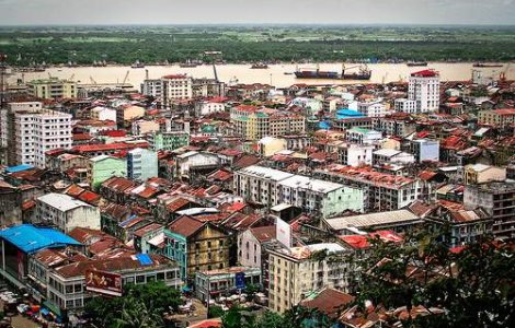 Vizita istorica in Myanmar a senatorului american Jim Webb