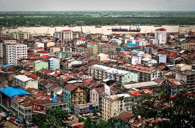 Vizita istorica in Myanmar a senatorului american Jim Webb