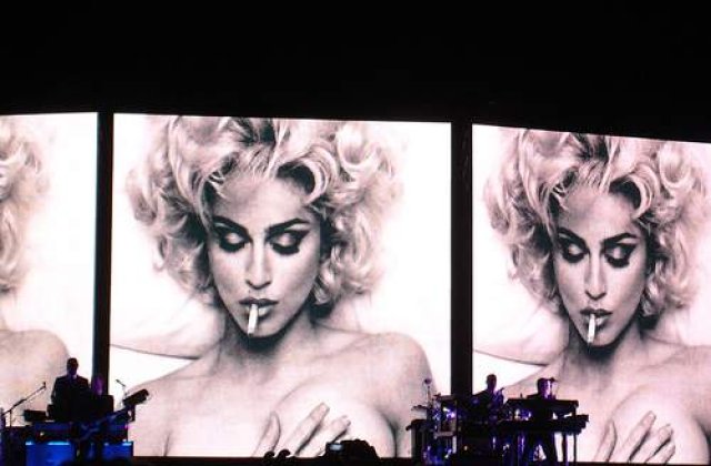 La multi ani, Madonna!