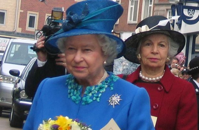 Regina schimba regulile: Daca Kate va naste o fata, aceasta va fi Printesa