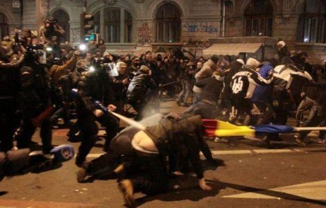 S-a facut dreptate: Jandarmul care a batut un manifestant in timpul protestelor din 2012, deferit Justitiei