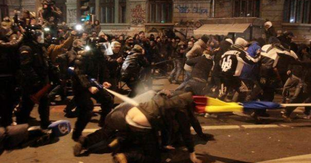 S-a facut dreptate: Jandarmul care a batut un manifestant in timpul protestelor din 2012, deferit Justitiei