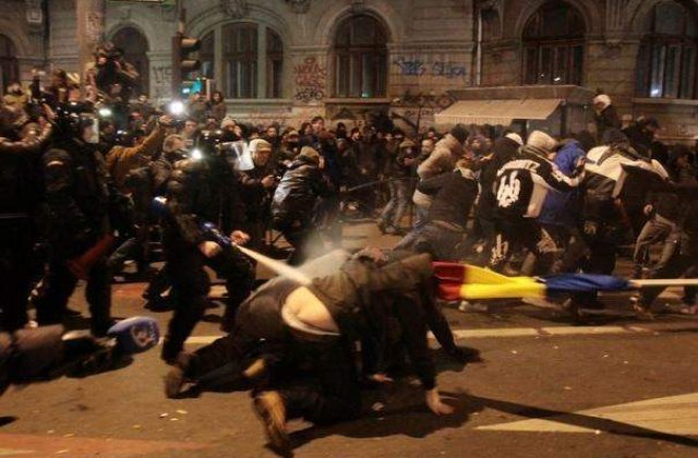 S-a facut dreptate: Jandarmul care a batut un manifestant in timpul protestelor din 2012, deferit Justitiei