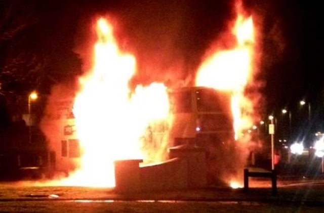 Protestele din Irlanda de Nord continua: Un autobuz a fost incendiat, iar politia a tras cu gloante de cauciuc