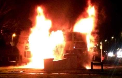 Protestele din Irlanda de Nord continua: Un autobuz a fost incendiat, iar politia a tras cu gloante de cauciuc