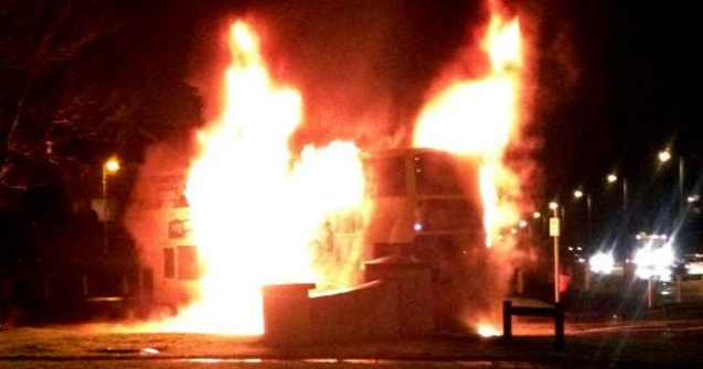 Protestele din Irlanda de Nord continua: Un autobuz a fost incendiat, iar politia a tras cu gloante de cauciuc