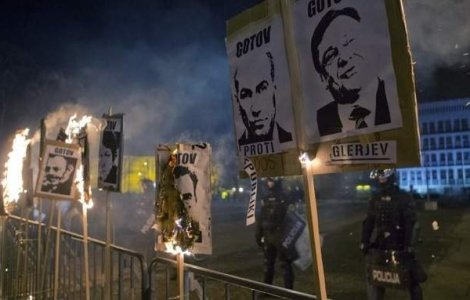 Mii de manifestanti ii cer demisia premierului in Slovenia