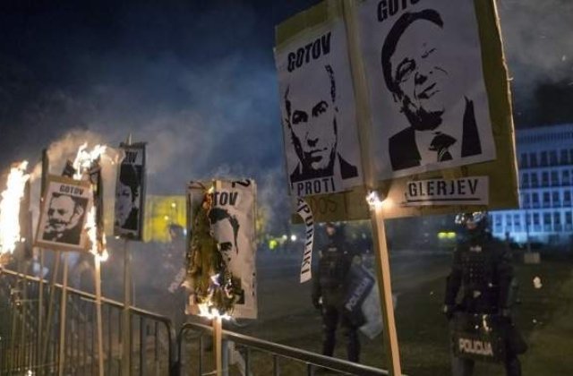 Mii de manifestanti ii cer demisia premierului in Slovenia