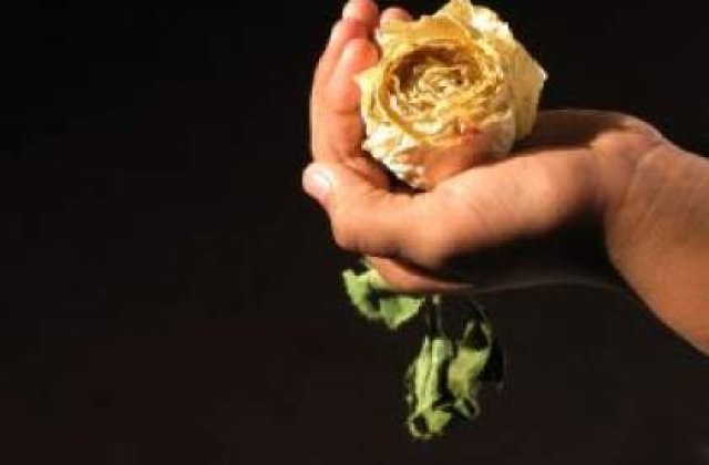 Peste 200 de persoane, la inmormantarea elevei care a murit in tabara la Busteni