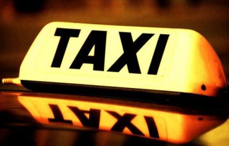 Un taximetrist a fost înjunghiat în gât în timp ce transporta un client