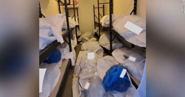 VIDEO Cadavre puse unele peste altele într-un spital din SUA: „Nu mai aveam unde să le punem”