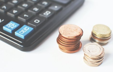 Cu cât crește rata la bancă dacă amâni plata pentru 9 luni