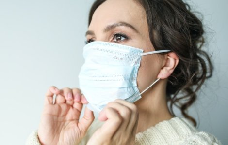 Femeie diagnosticată cu Covid-19 deși nu a mai ieșit din casă de trei săptămâni