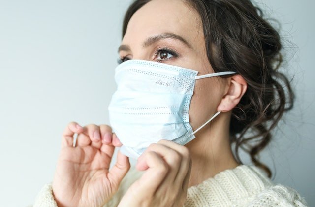 Femeie diagnosticată cu noul coronavirus deși nu a mai ieșit din casă de trei săptămâni