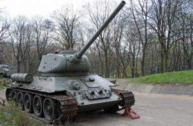 Tanc sovietic la granita cu Romania, renovat din bani rusesti
