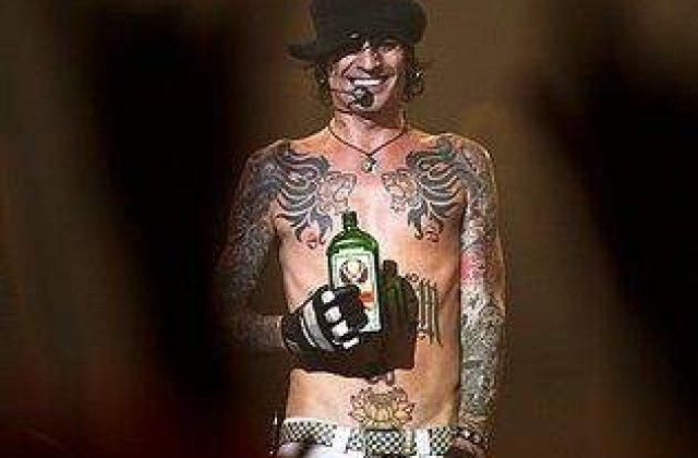 Tommy Lee si-a ars degetele in timpul unui concert
