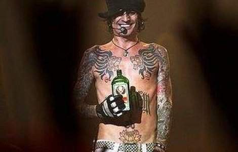 Tommy Lee si-a ars degetele in timpul unui concert