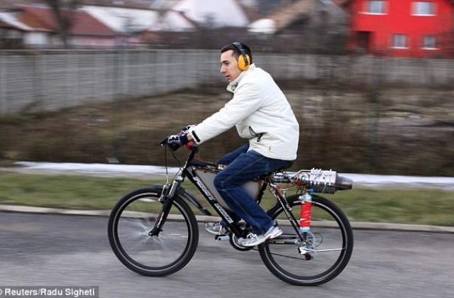 Un tanar din Deva a construit un motor cu reactie pe care l-a montat pe o bicicleta