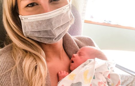 Salvată de COVID-19 - O femeie a născut în timp ce era în comă indusă