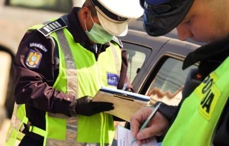Poliția Română, glume pe seama pozei virale cu agentul care scrie de zor o amendă