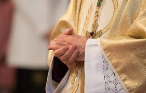 Un preot a fost amendat după ce nu a respectat prevederile ordonanţei militare