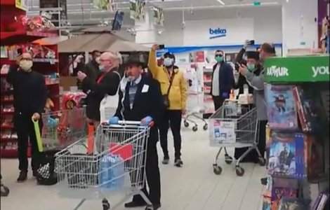 VIDEO Au cântat „Hristos a înviat!” în timp ce stăteau la coadă în supermarket