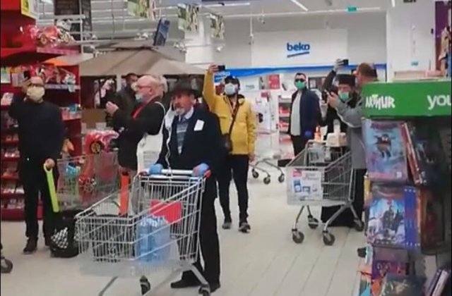 VIDEO Oamenii au cântat „Hristos a înviat!” în timp ce stăteau la coadă într-un supermarket din Piatra Neamț