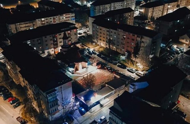 FOTO Modul inedit în care s-a desfășurat loc slujba de Înviere la o biserică din Suceava