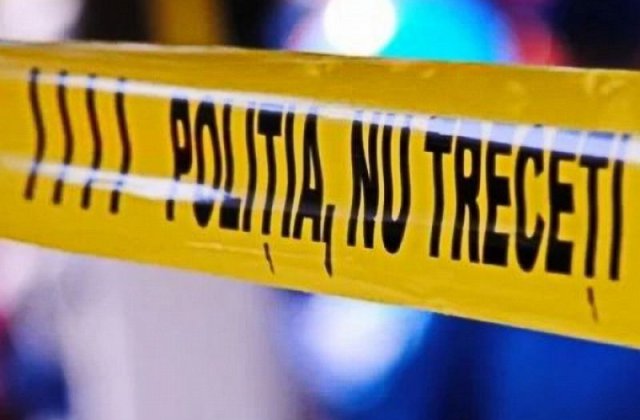VIDEO Gest extrem: Beat și sătul de izolare, a vrut să-și taie g&acirc;tul &icirc;n fața polițiștilor