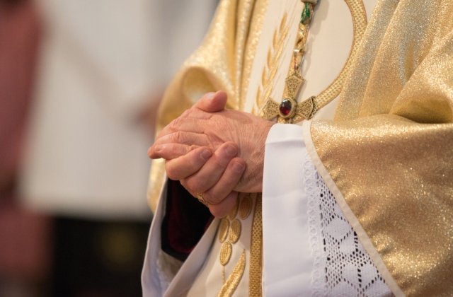 Zeci de rom&acirc;ni din Italia s-au ascuns &icirc;ntr-o biserică pentru a sărbători Paștele