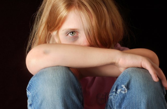 VIDEO Copii bătuți cu mătura într-un centru de plasament din Lupeni. Reacția angajatei: „Bine îți face!”