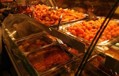 Alarmant: Peste 80% dintre magazinele si restaurantele din mediul rural folosesc alimente expirate