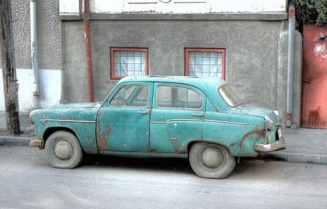 Un politist comunitar a fost muscat de mana la ridicarea masinilor abandonate