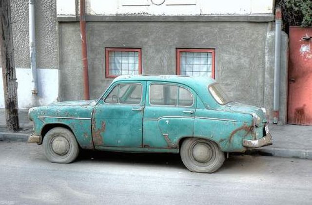 Un politist comunitar a fost muscat de mana la ridicarea masinilor abandonate