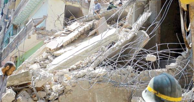 Cladire de opt etaje prabusita in Egipt: Cel putin 17 morti si 8 raniti