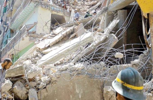 Cladire de opt etaje prabusita in Egipt: Cel putin 17 morti si 8 raniti