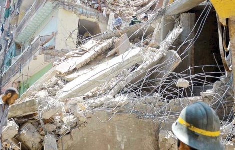 Cladire de opt etaje prabusita in Egipt: Cel putin 17 morti si 8 raniti