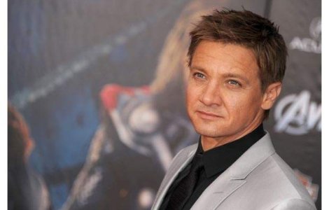 Jeremy Renner va fi tatic!