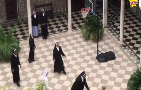 Când nu cos măști pentru medici, măicuțele din Spania joacă baschet