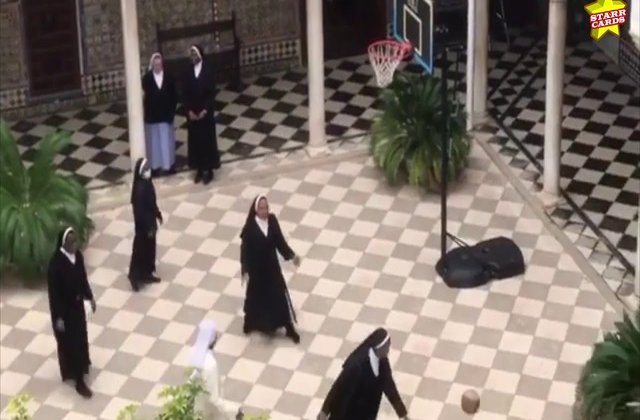 Când nu cos măști pentru medici, măicuțele din Spania joacă baschet