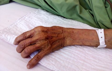 Nevoiți să stea cu mortul în casă. Testul de COVID-19 „încă nu este gata”