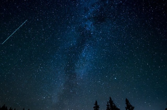 Privește cerul! Ploaie de stele căzătoare în această noapte