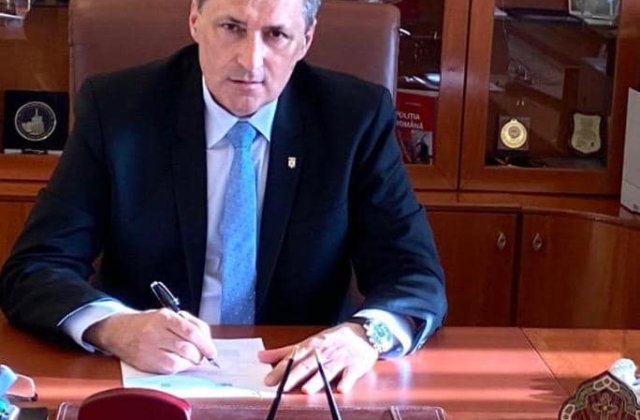 ”Acțiunea specială” a lui Marcel Vela. Sute de oameni îi adresează întrebări ministrului