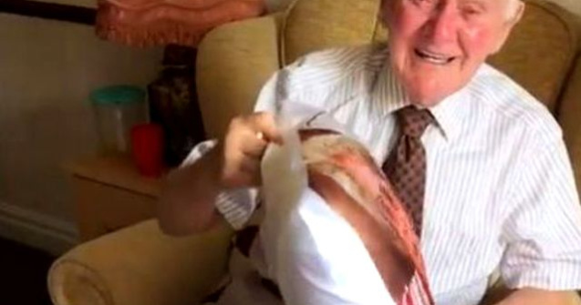 Cum a reacționat un bătrân când a primit cadou o pernă cu chipul soției decedate