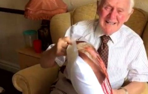 Cum a reacționat un bătrân când a primit cadou o pernă cu chipul soției decedate